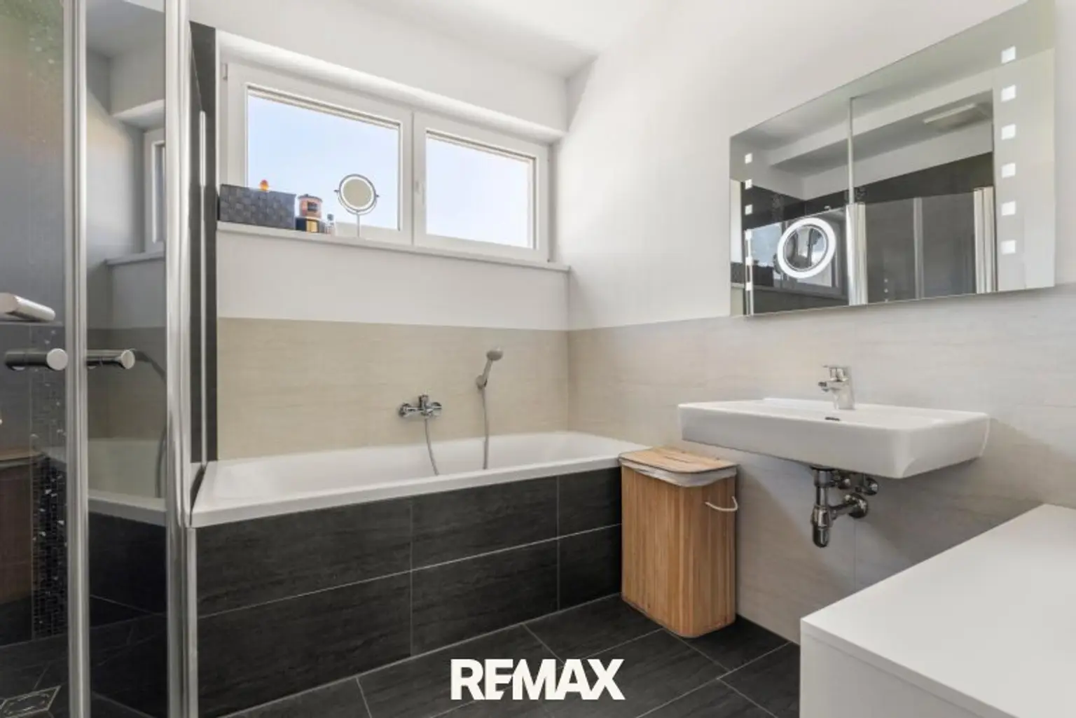Badezimmer mit Fenster