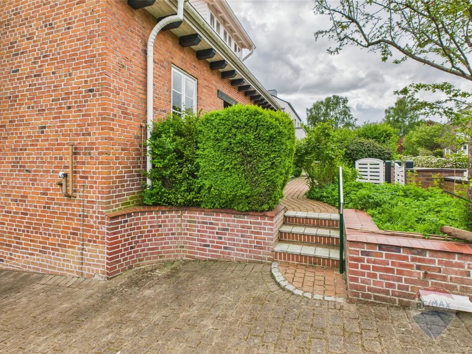 Weg von der Garage zur Eingangstür