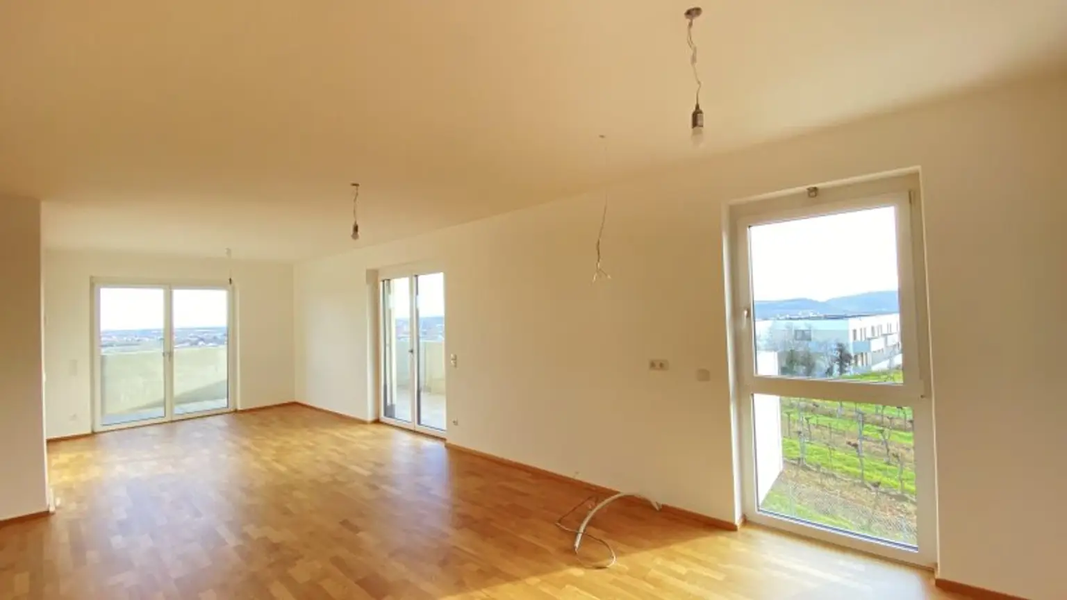 Neubau Erstbezug Schöne Drei Zimmer Wohnung mit Balkon und Süd-Ost Fernblick