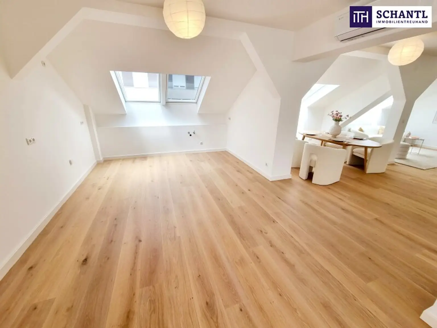 WOW! Stylischer Wohntraum im Dachgeschoss! Frisch saniert + Ruhelage + Traumhaftes Altbauhaus + Hofseitige Terrasse + U-Bahn ums Eck + Beste Infrastruktur und Anbindung!
