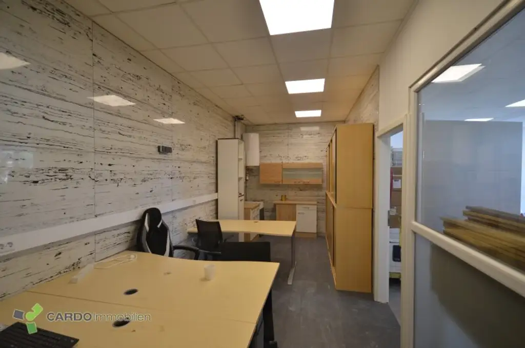 Geschäftslokal mit ca. 100 m² in branchenfreier Nutzung – großer Verkaufsraum, Büro/Personalbereich & eigene Parkplätze