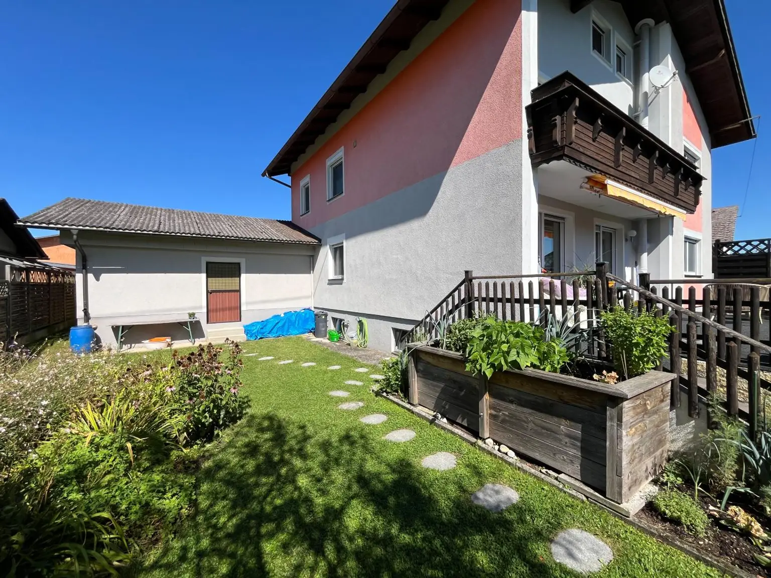 OPEN HOUSE! Großzügiges leistbares Wohnhaus mit 3 getrennte Wohneinheiten, Traumgarten, Doppelgarage und vielen Parkplätzen Tuffeltsham in Redlham