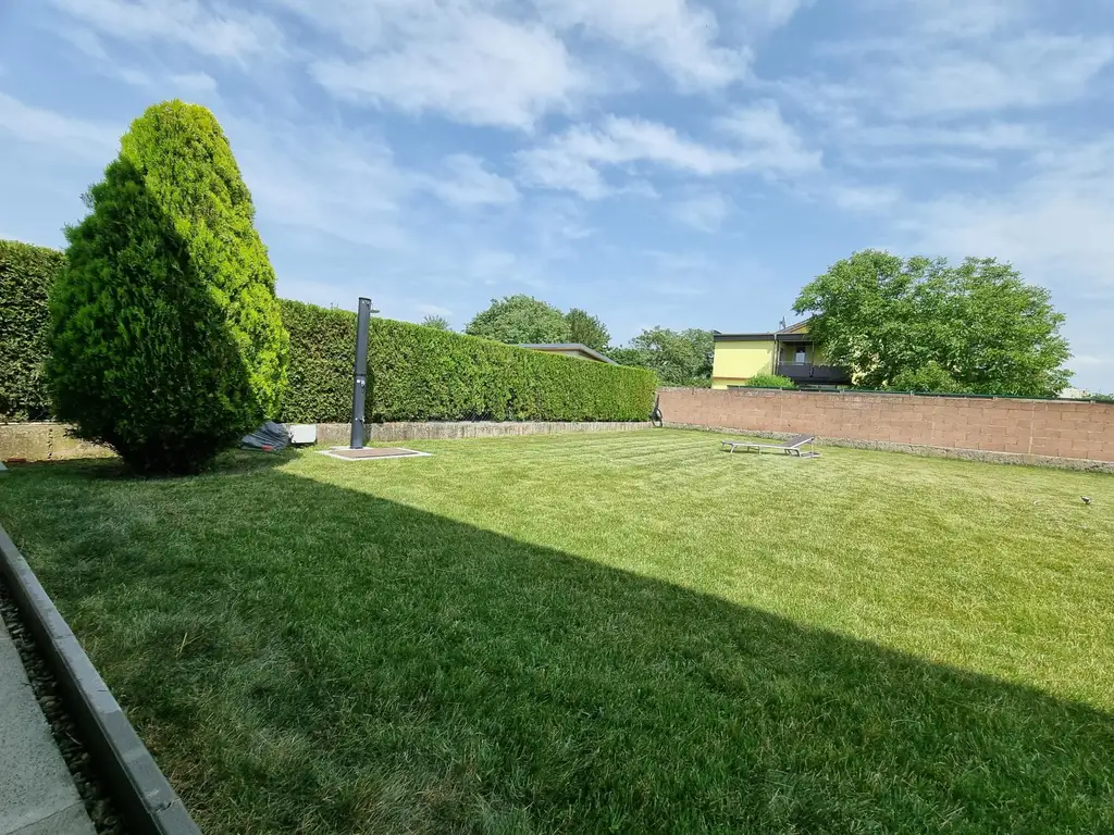 LIEBEVOLLER BUNGALOW MIT GEPFLEGTEM GARTEN IN TRAUMHAFTER RUHELAGE