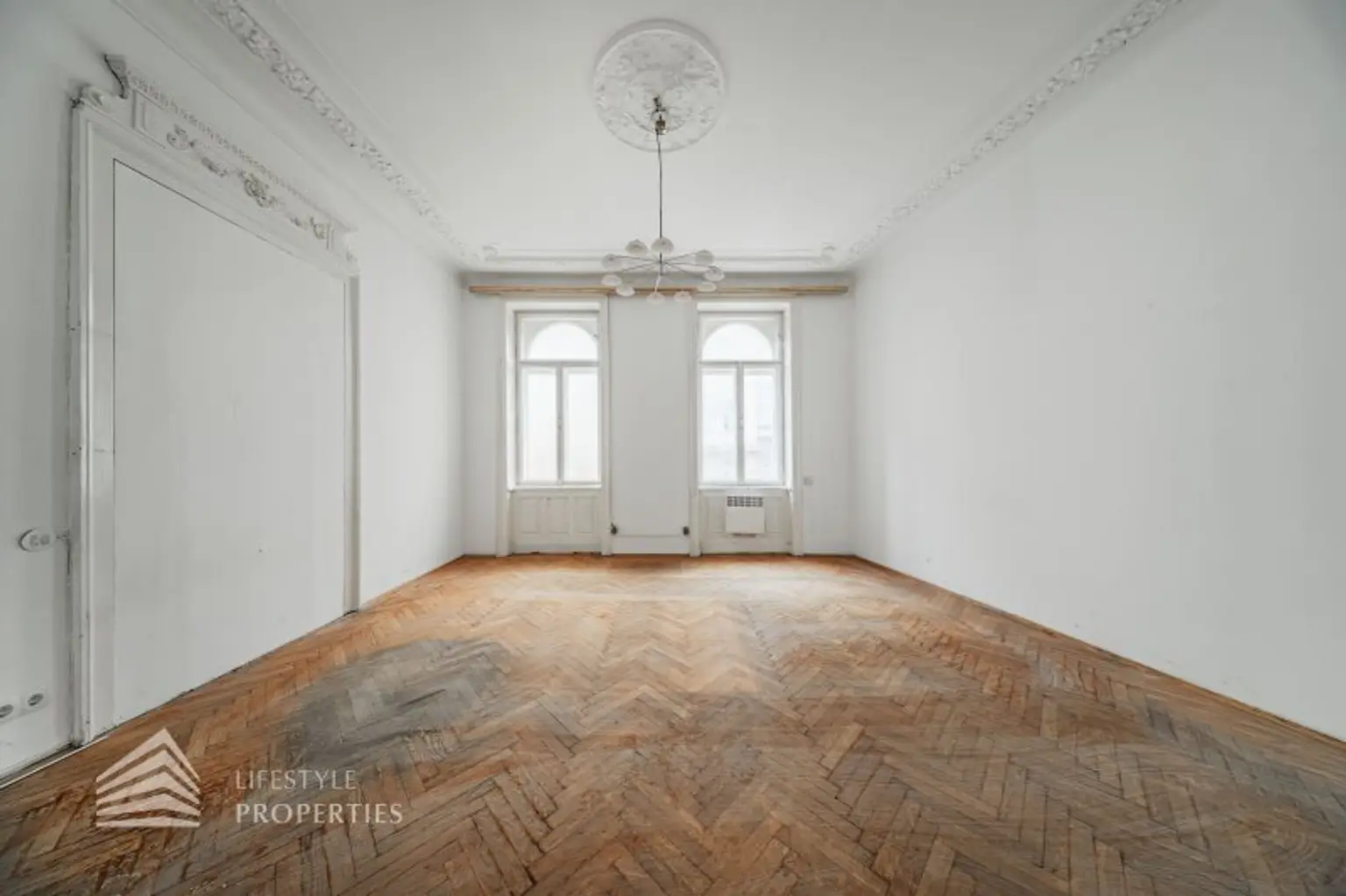 Renovierungsbedürftige 4,5-Zimmer Wohnung in zentraler Lage