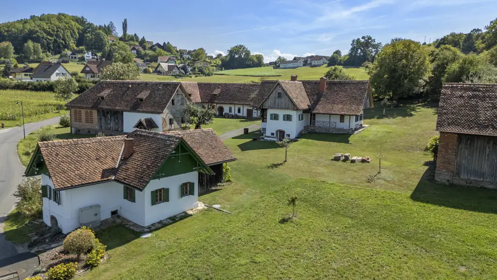 Weststeiermark - Historisches Juwel - Dreikanthof aus dem 18. Jahrhundert mit Potential | Western Styria – Historical jewel – 18th-century three-sided farmstead with potential