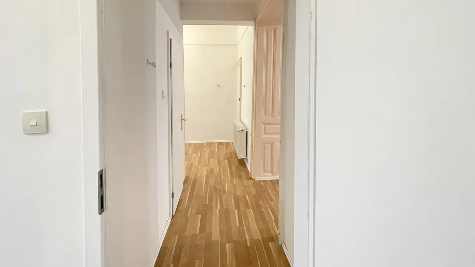 3 Zimmer mit Balkon, komplett neues Bad und WC