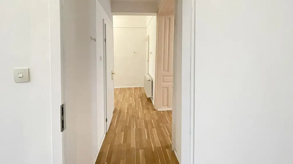 3 Zimmer mit Balkon, komplett neues Bad und WC