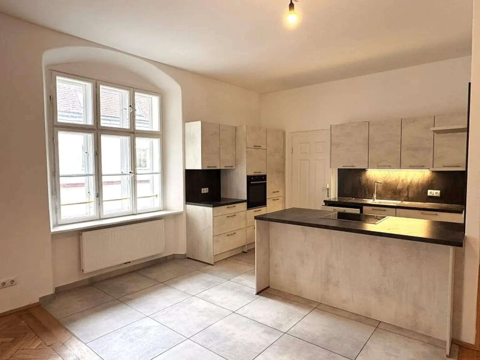 Einbauküche mit Kochinsel