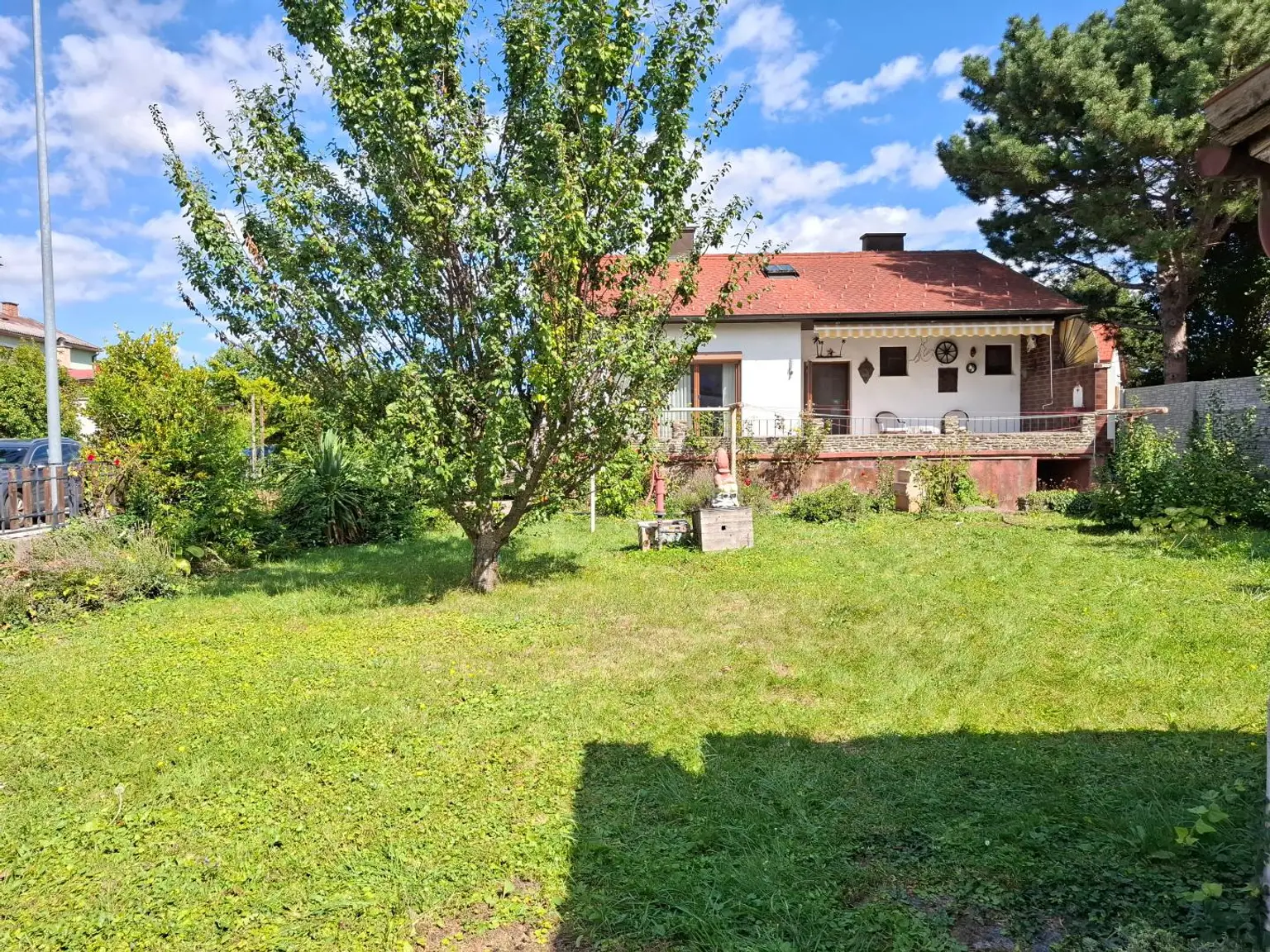 Einfamilienhaus mit Keller, Loggia, Garage und Garten, nur 300 Meter zum Neufelder See