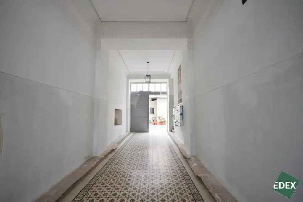 Sanierungsbedürftige Drei-Zimmer-Wohnung direkt an der U3