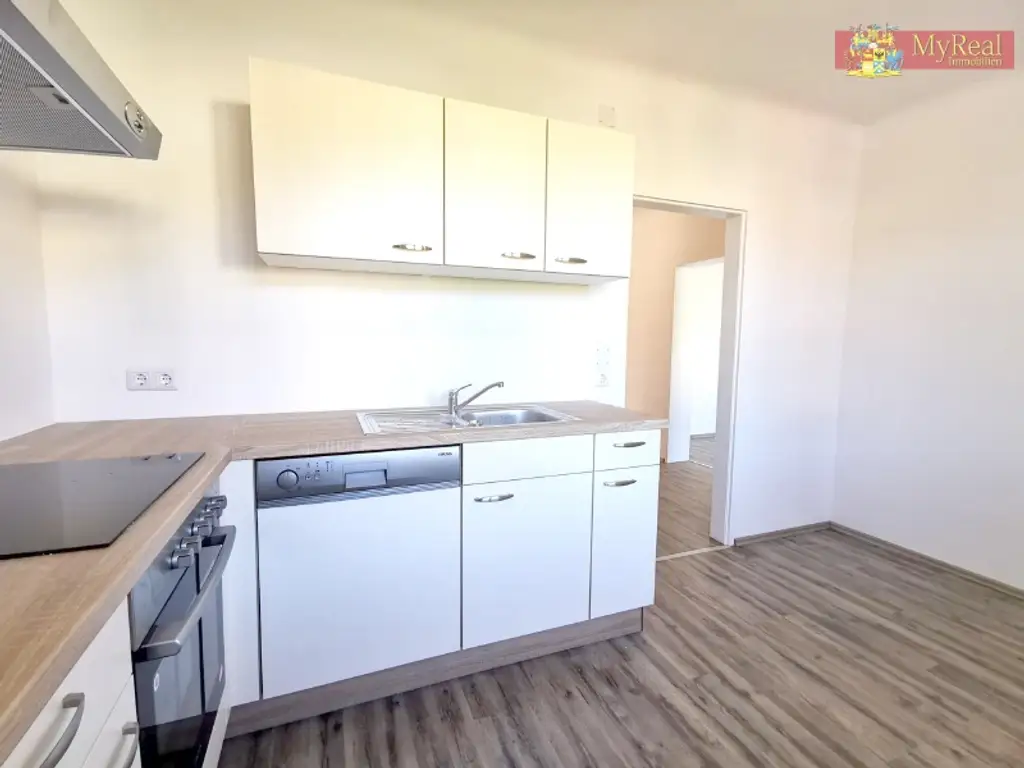 Sonnige  Generalsanierte 3 Zimmer  Wohnung in Grüne lage