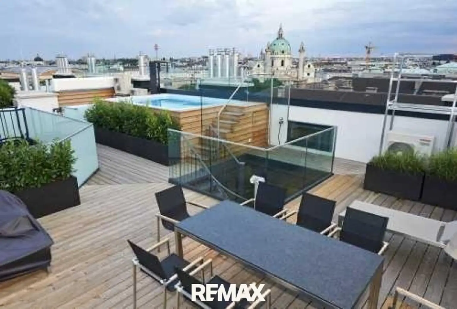 Terrasse+Pool mit Wienblick