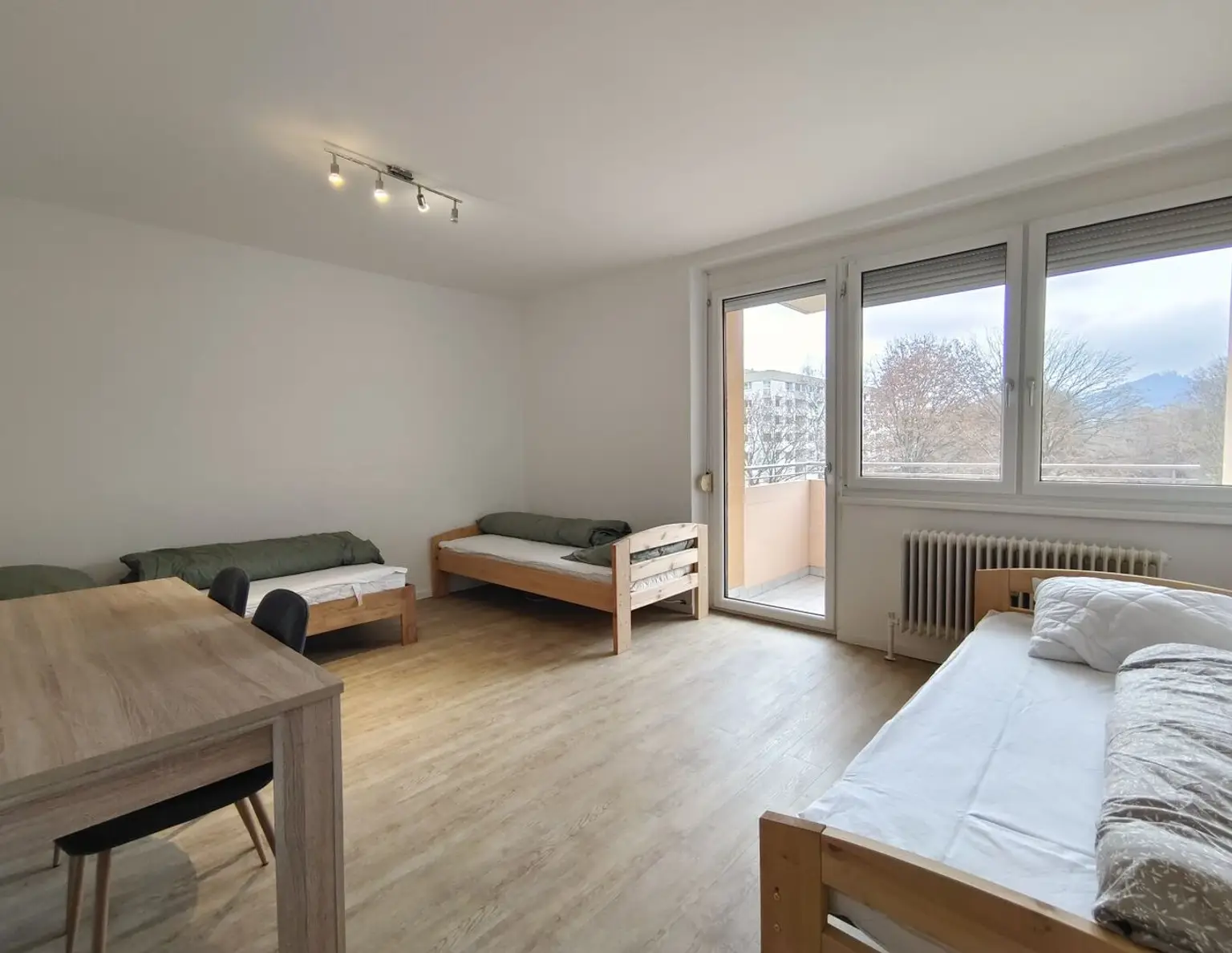 Helle, vermietete Wohnung mit Balkon in sehr guter Lage zu Verkaufen