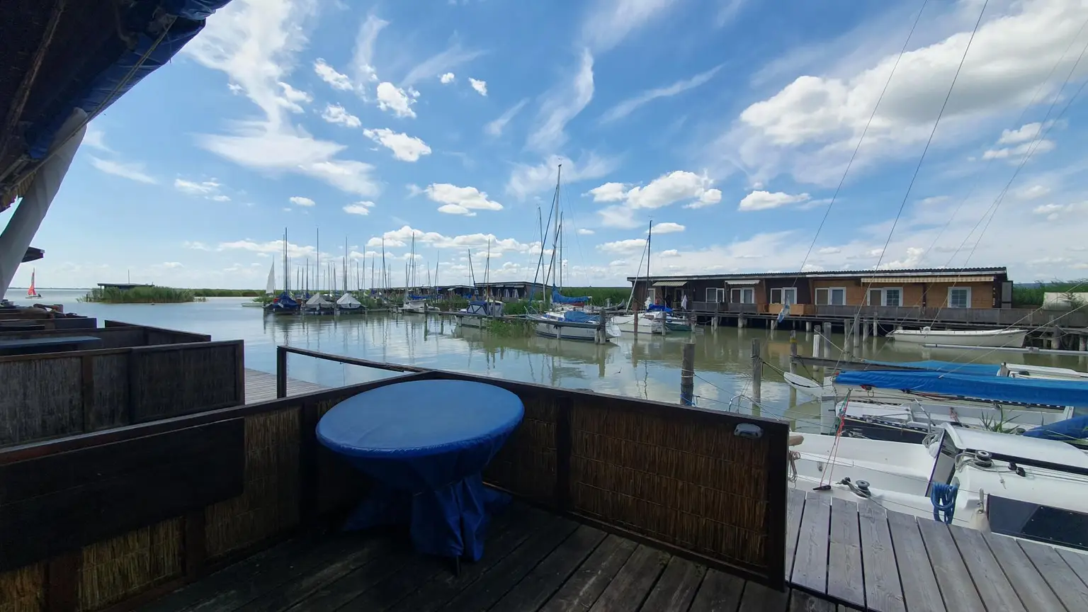 Segler aufgepasst – Charmante Kabane am See im Yachtclubgelände