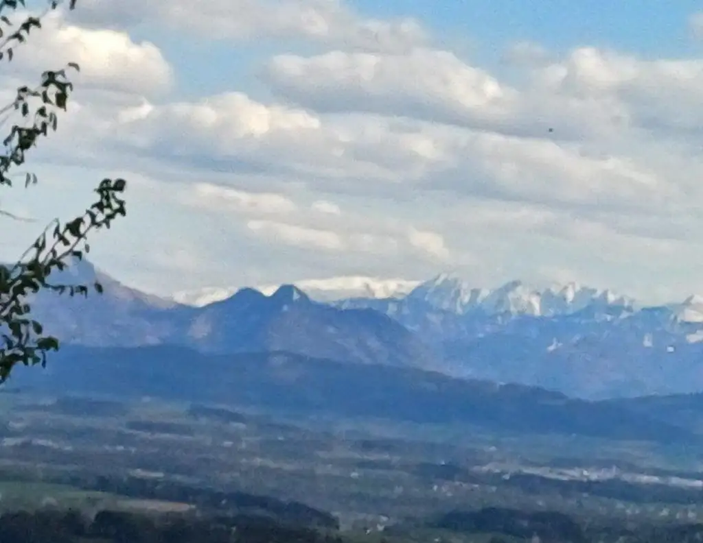Baugrund ohne Bauzwang mit Gartenhaus zu kaufen