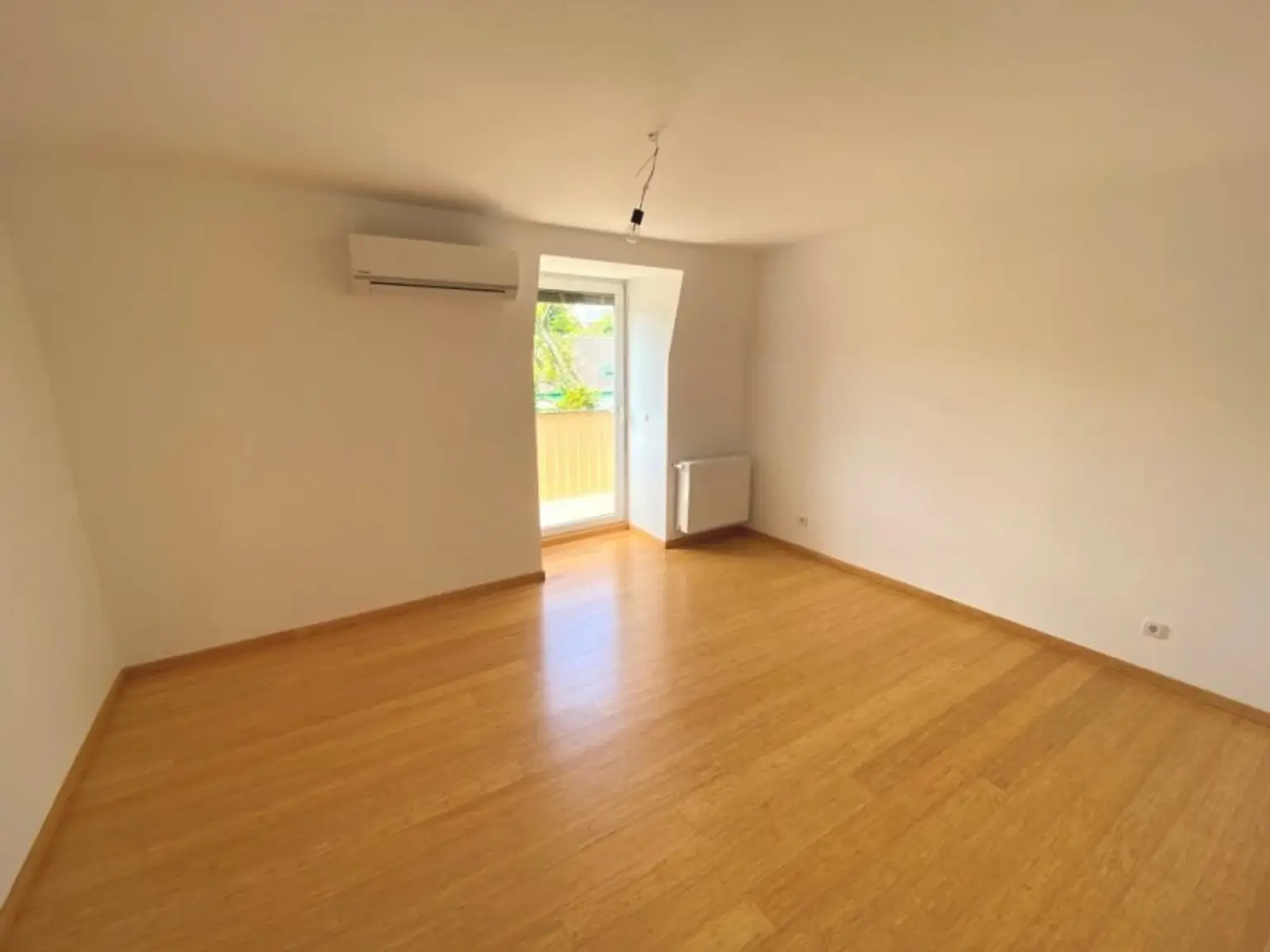 2 Zimmer DG-Wohnung - Erstbezug nach qualitativ hochwertiger Komplettsanierung - plus 2 Terrassen mit gesamt ca. 13,58 m²