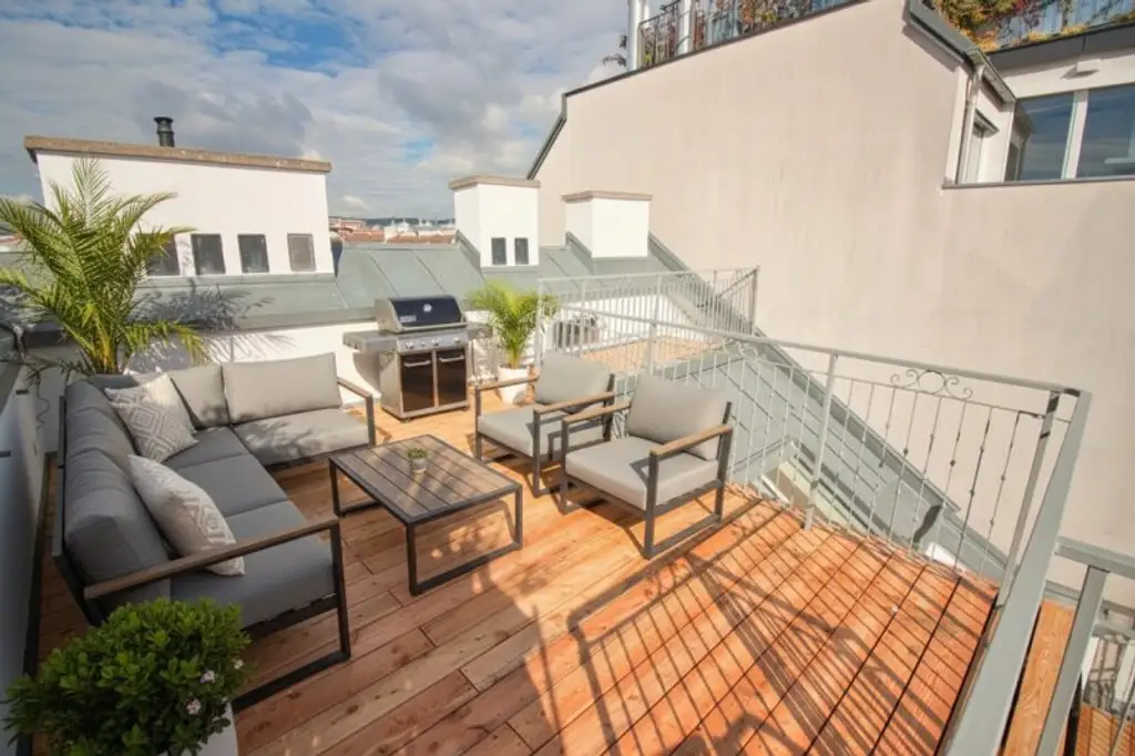 ERSTBEZUG | in 2005 ausgebautem DG | Terrasse auf Wohnebene und Dachterrasse mit Blick auf Gloriette | Klimaanlage