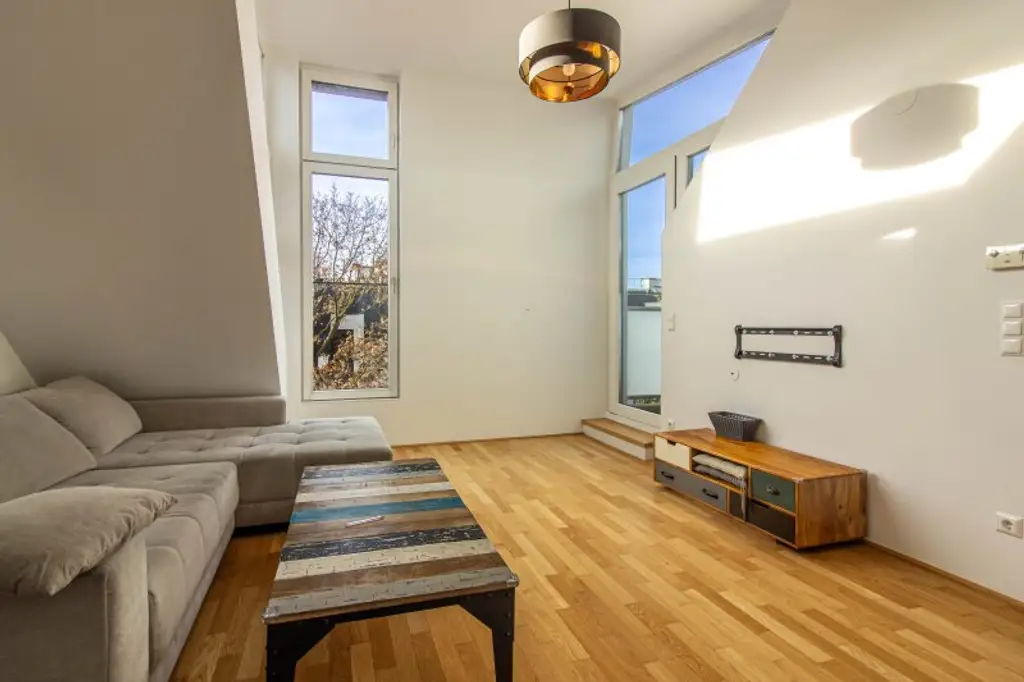 Traumhaft ruhige DG-Wohnung mit Terrasse bei U4-Hütteldorf - VOLL MÖBLIERT