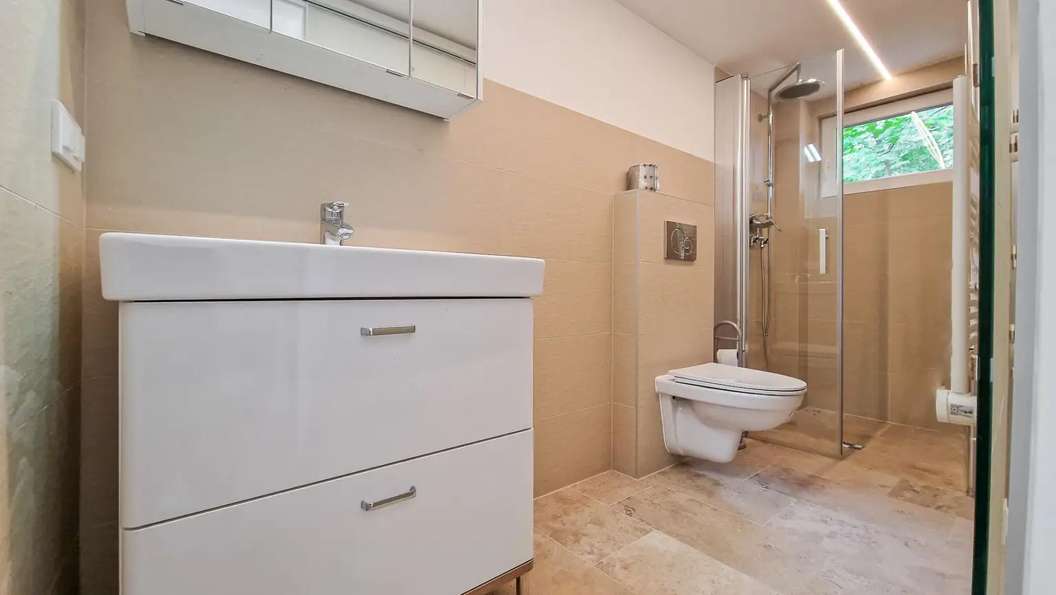 Grüne Oase in Prestige-Lage, Stilvilla mit ca. 1.600 m² Grund, Gästehaus, 2 Garagen und großem Pool
