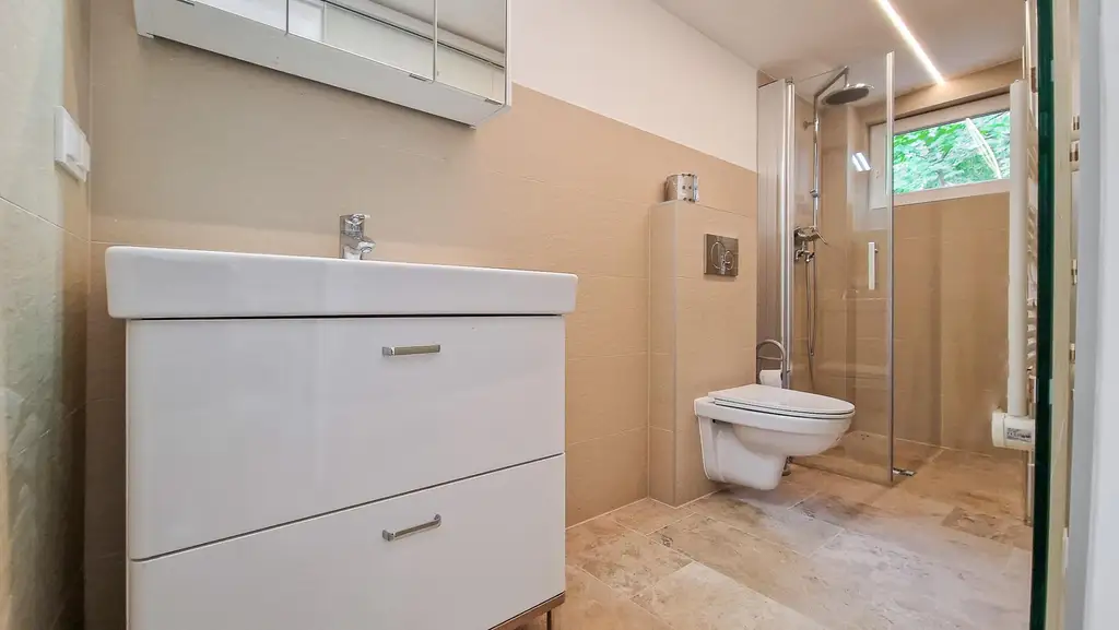 Grüne Oase in Prestige-Lage, Stilvilla mit ca. 1.600 m² Grund, Gästehaus, 2 Garagen und großem Pool