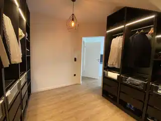 Begehbarer Kleiderschrank