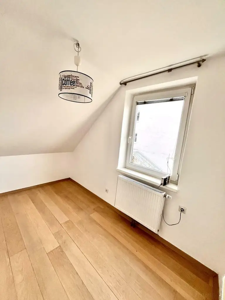 Kleine 2 Zimmer Wohnung im Dachgeschoss mit französischem Balkon.