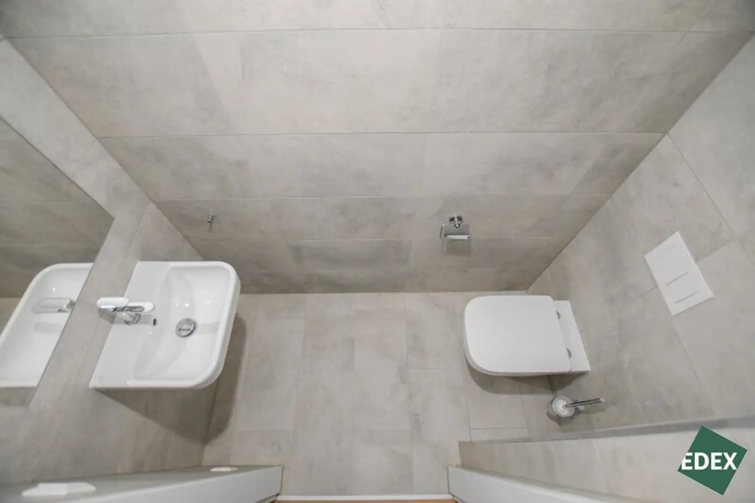 Erstbezug nach Sanierung: Schöne 2 Zimmer-Wohnung mit Loggia und Top-Anbindung