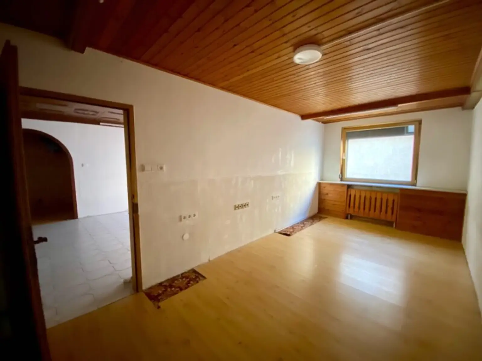 4 ZIMMER-Wohnung zu SANIEREN mit HOFSEITIGER LOGGIA