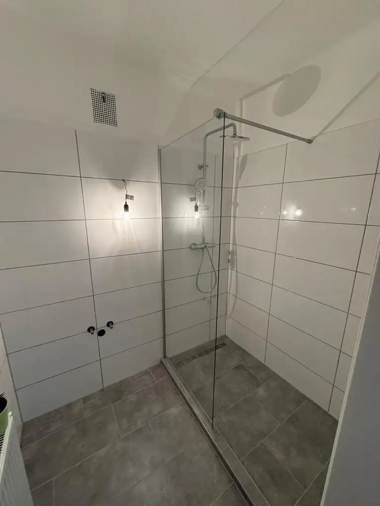 Top sanierte Dachgeschosswohnung in 1180 Wien – ideal für Singles & Paare