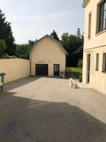 Außergewöhnliche Villa mit drei Wohneinheiten, Gewerbeeinheit & teilbarem Grundstück