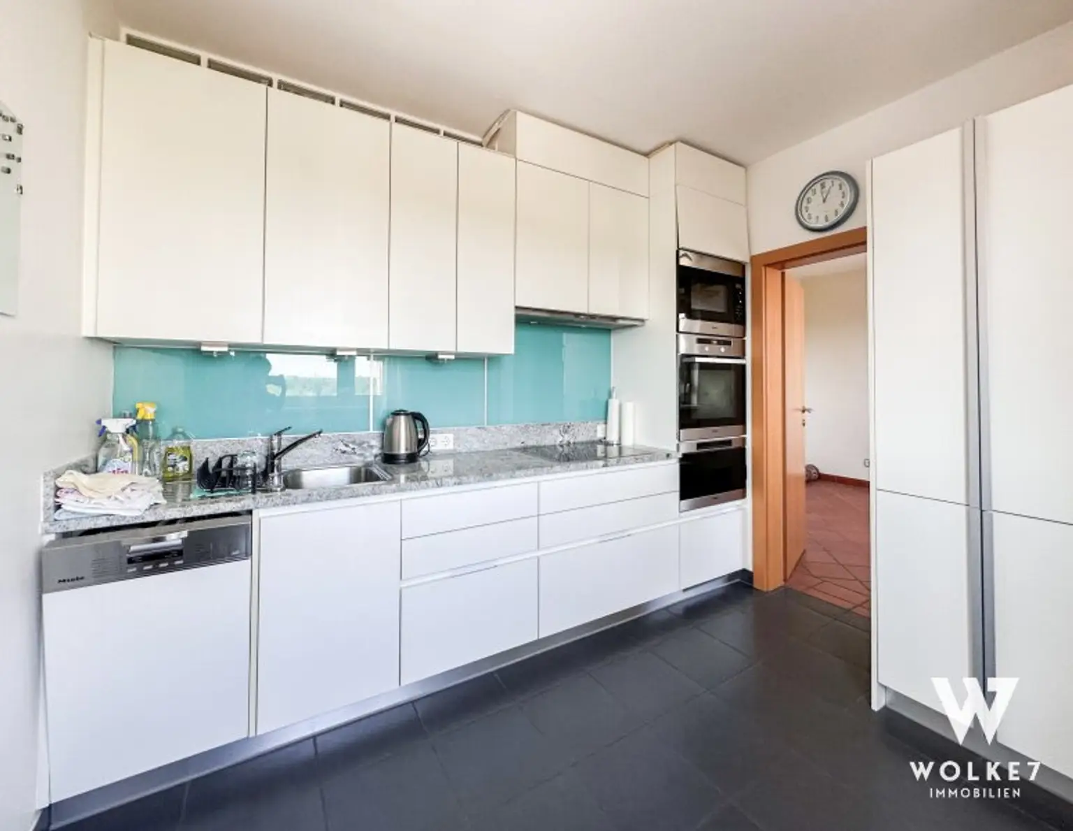 Gepflegte Neubauwohnung mit West-Balkon und Garage