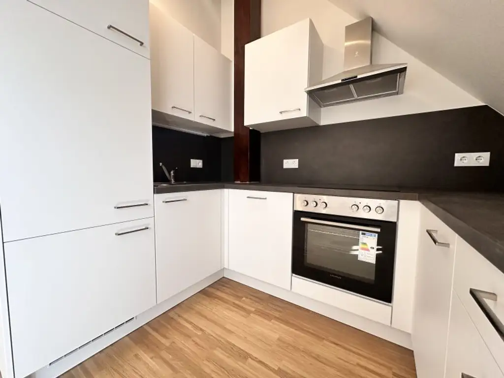 TOP Sanierte Wohnung im Dachgeschoss - Mit Schlossbergaussicht