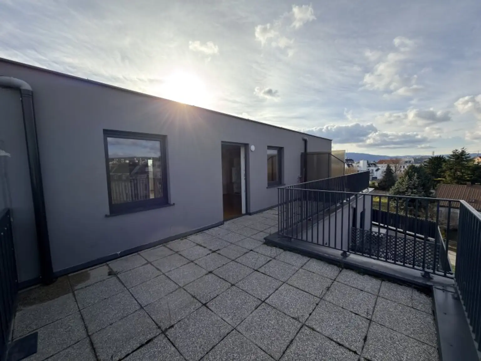 Terrassentraum -  3 Zimmer klimatisierte Dachgeschosswohnung - ohne Dachschrägen - mit 28 m2 Terrasse - Baujahr 2021 TOP 39 - PREIS Inkl. Heizung