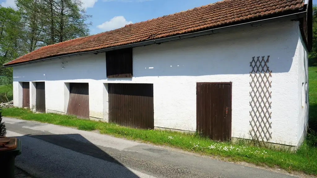 Bauernhaus mit Nebengebäude und Feldern in Durchham
