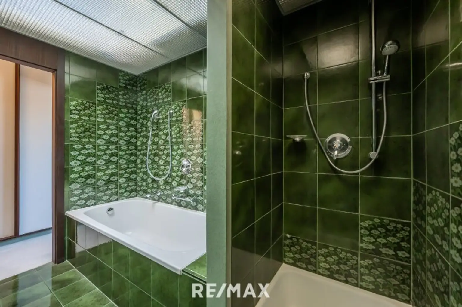 Bad mit Toilette, Dusche, Badewanne