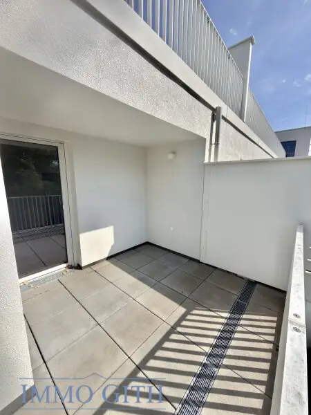 STAMMERSDORFER RUHELAGE: MODERNE 2-ZIMMER-WOHNUNG MIT NEUER KÜCHE, LOGGIA & TERRASSE ZU MIETEN!