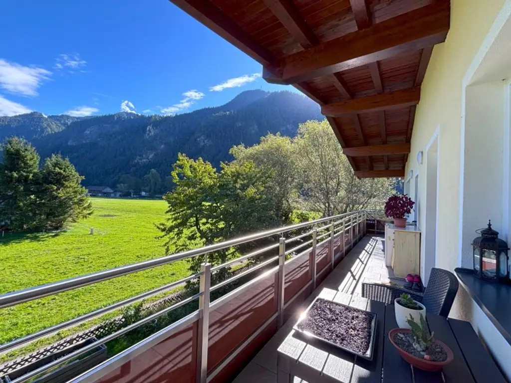 Schlitters: Kernsanierte Dachgeschosswohnung mit Südbalkon, Garten und traumhafter Aussicht