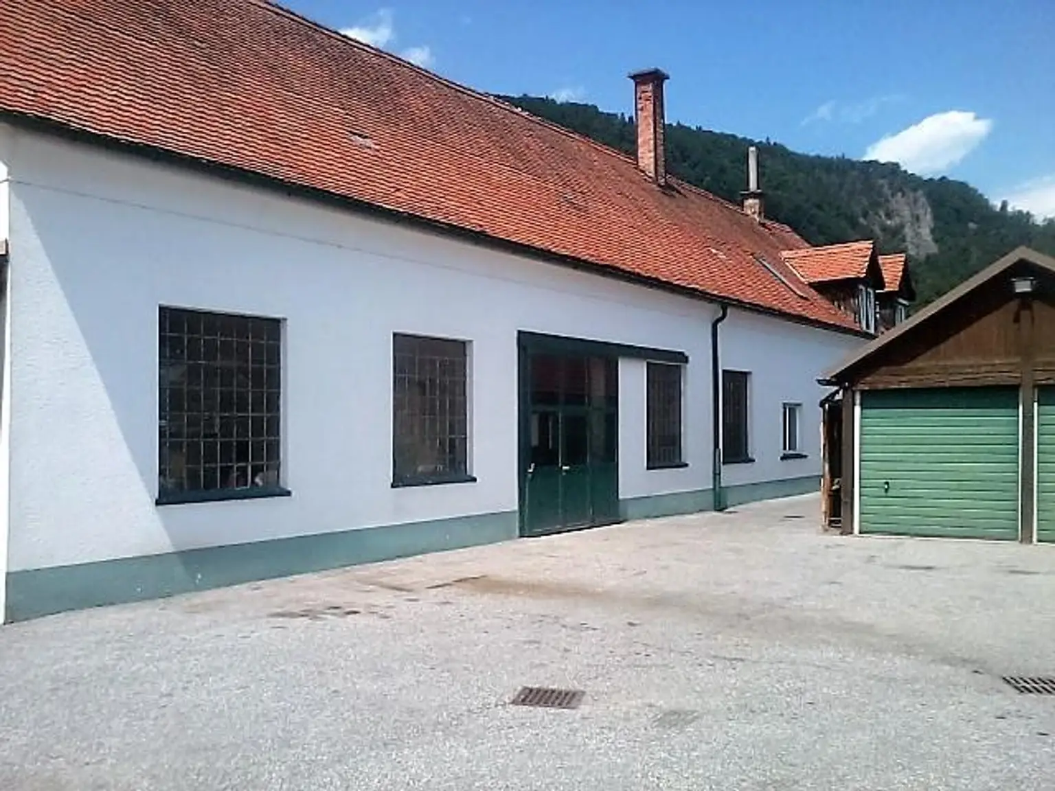 Werkstatt mit Garagen