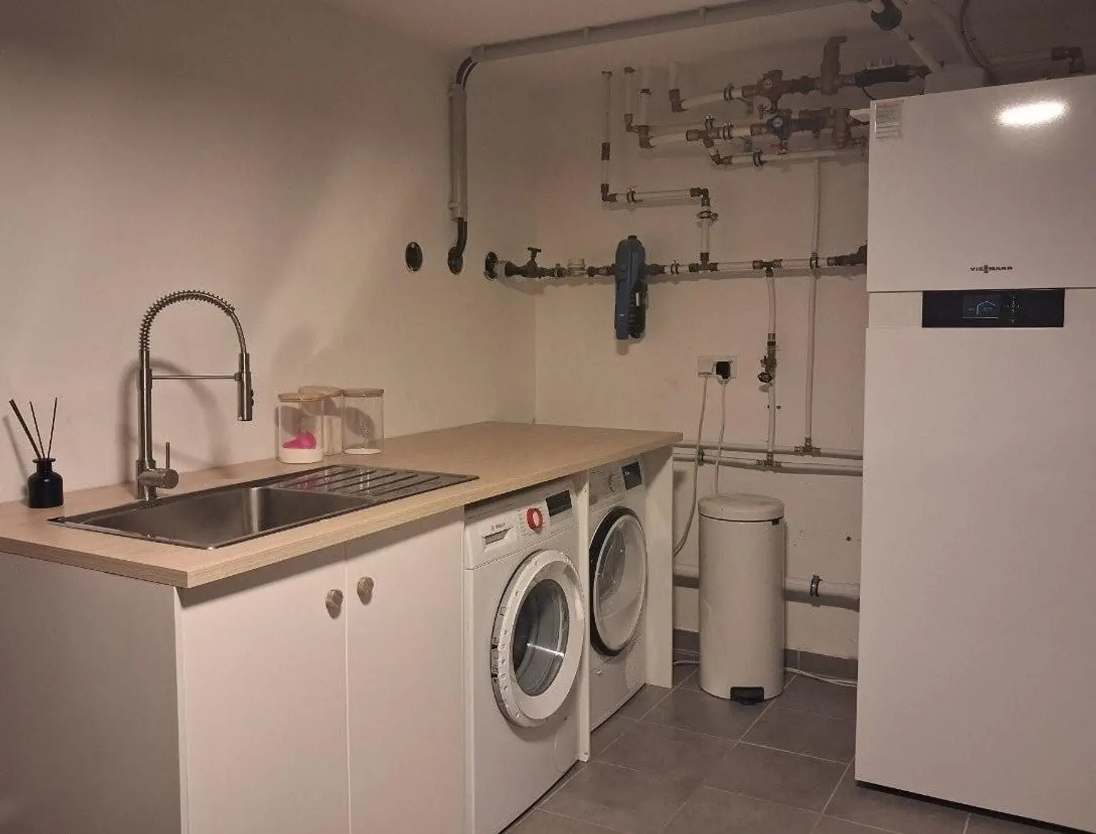 33 Viessmann Luftwärmepumpe und Waschküche RH 1220