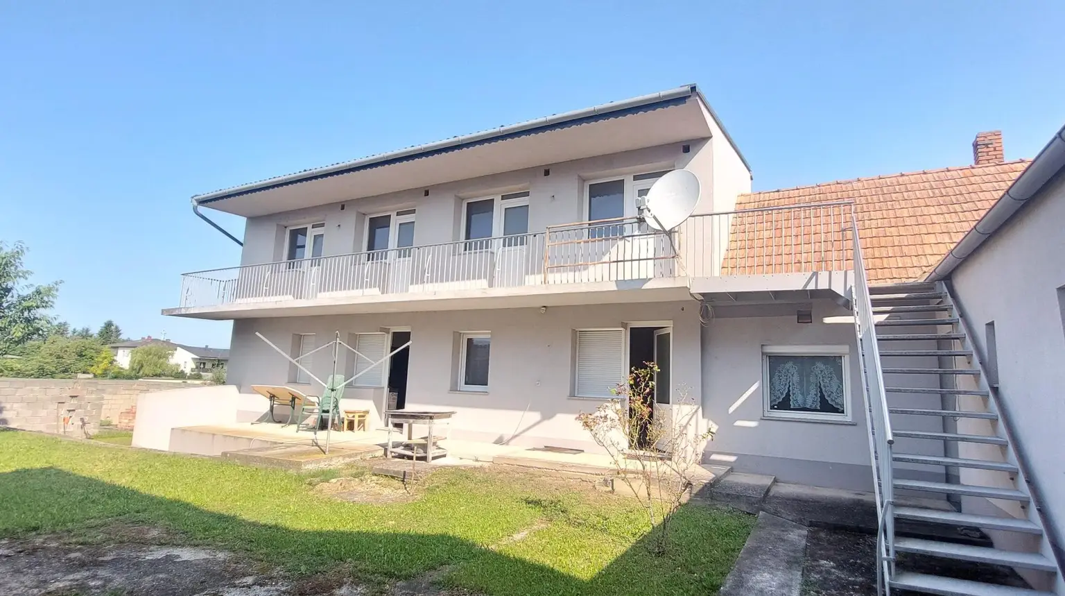 Einfamilienhaus mit doppelgeschoßigem Zubau
