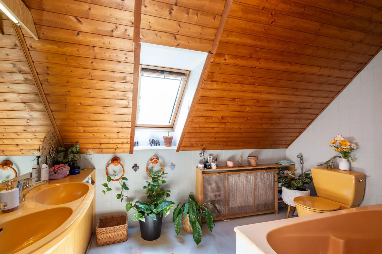 Bad mit Wanne und Dusche