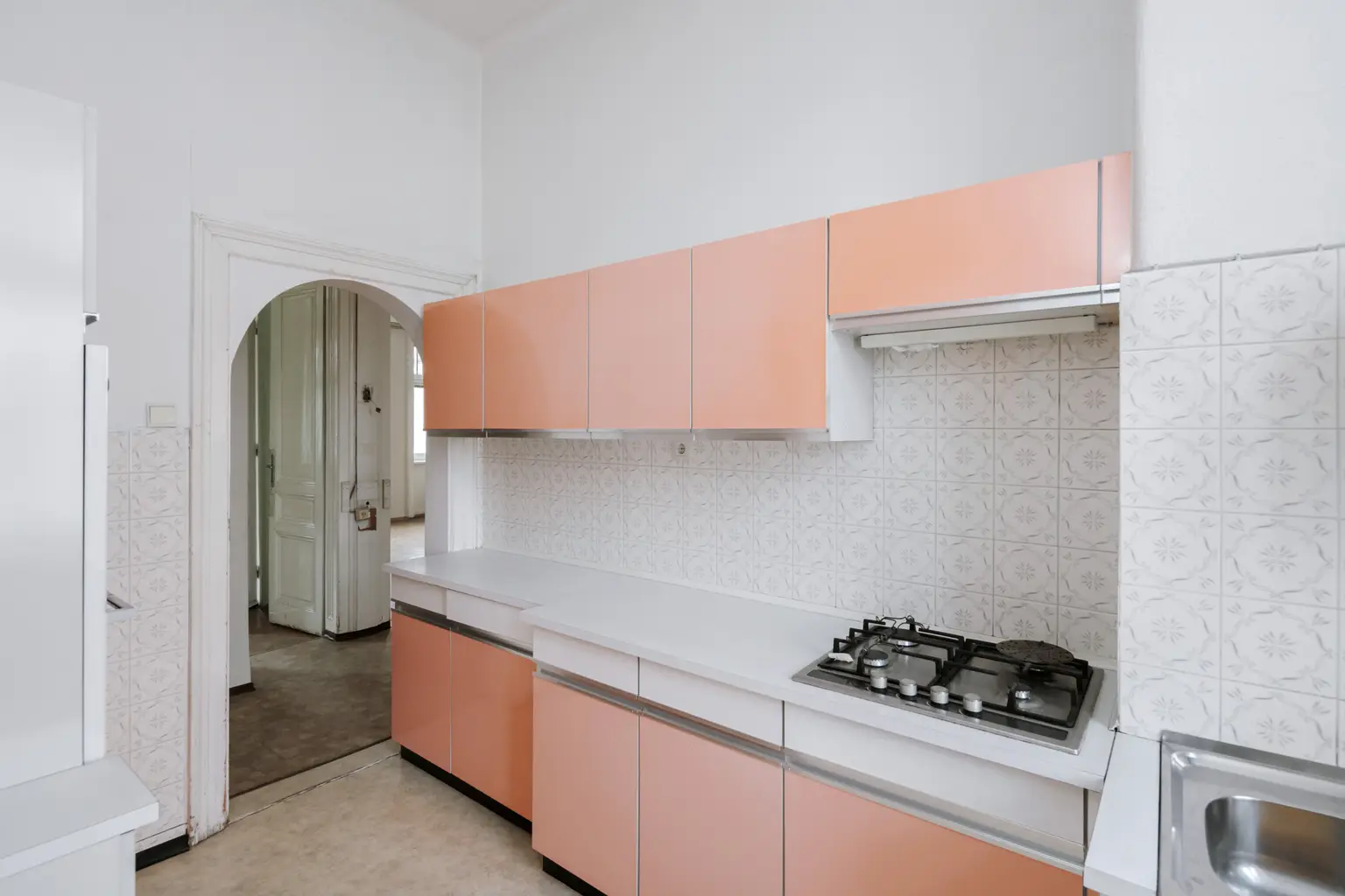 Sanierungsbedürftiges 3 Zimmer Altbau-Juwel mit Balkon in sehr guter zenraler Lage von Döbling!