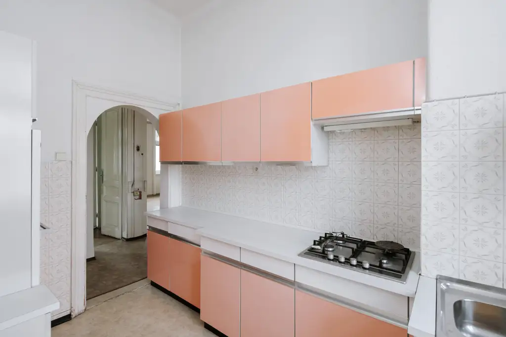 Sanierungsbedürftiges 3 Zimmer Altbau-Juwel mit Balkon in sehr guter zenraler Lage von Döbling!