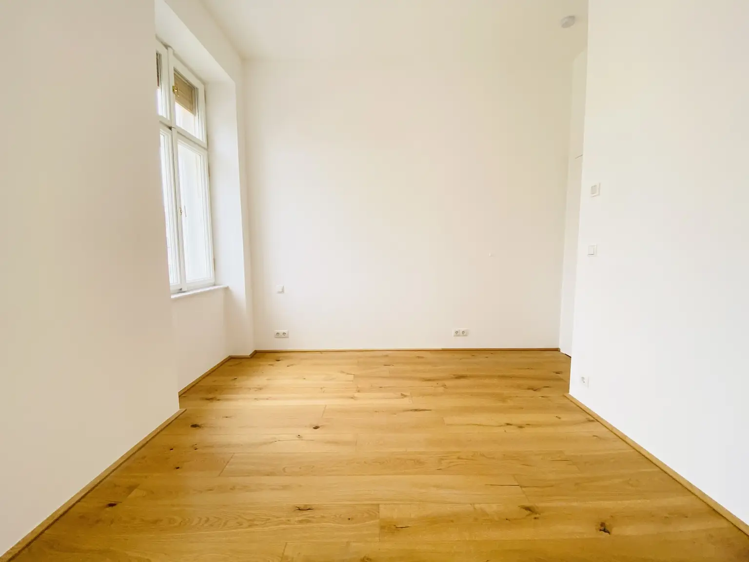 Exklusiver Erstbezug nach Sanierung - 3-Zimmerwohnung mit Freifläche in den ruhigen Innenhof