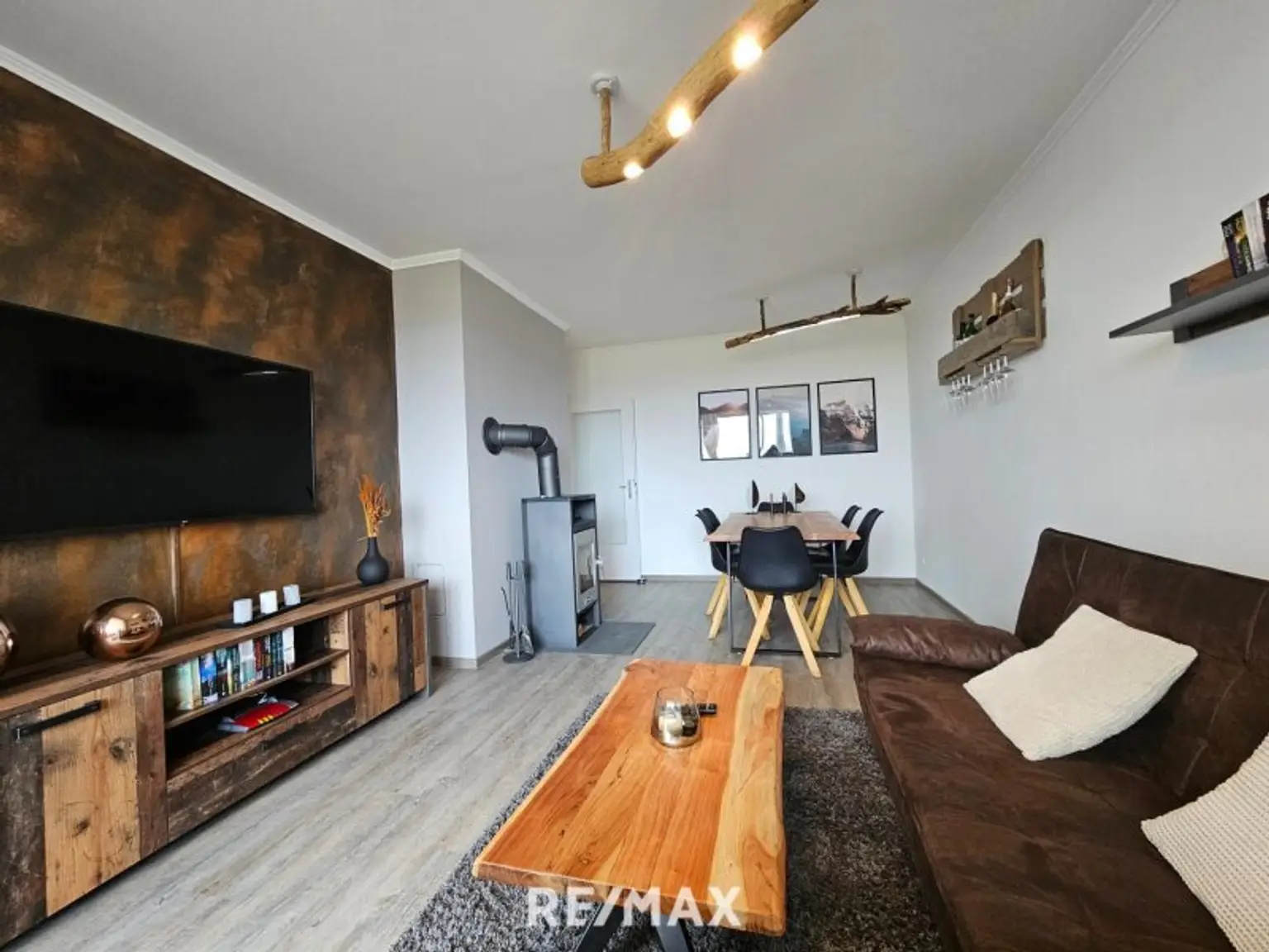 Wohnzimmer mit Kamin