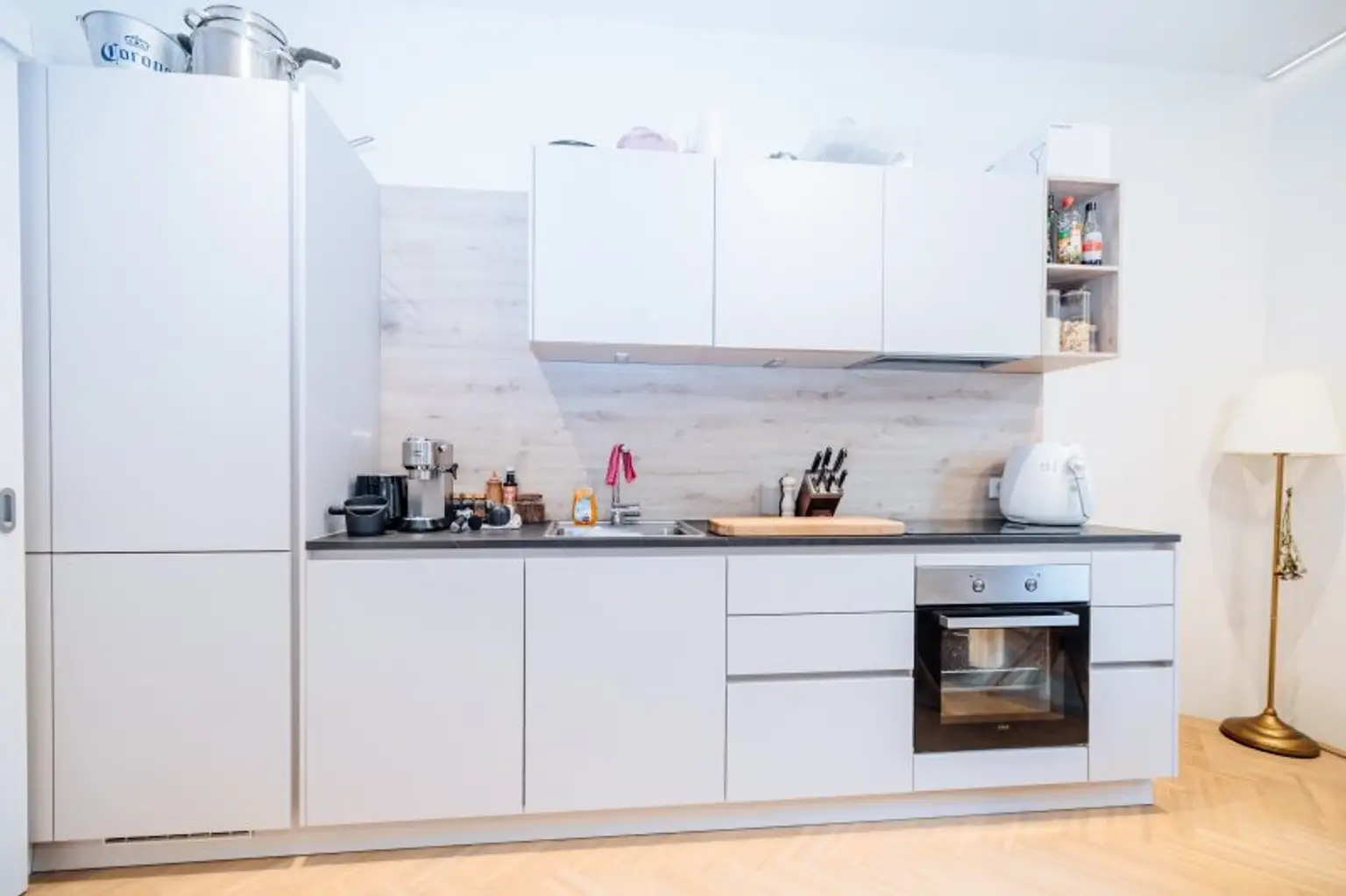 AB 01. JANUAR VERFÜGBAR I MODERNES WOHNEN IN ZENTRALER LAGE I STILVOLLE EINBAUKÜCHE I KPL8 – KOMFORT TRIFFT INTELLIGENTE TECHNIK I WALK-IN-DUSCHE I HAUSTIERFREUNDLICH I