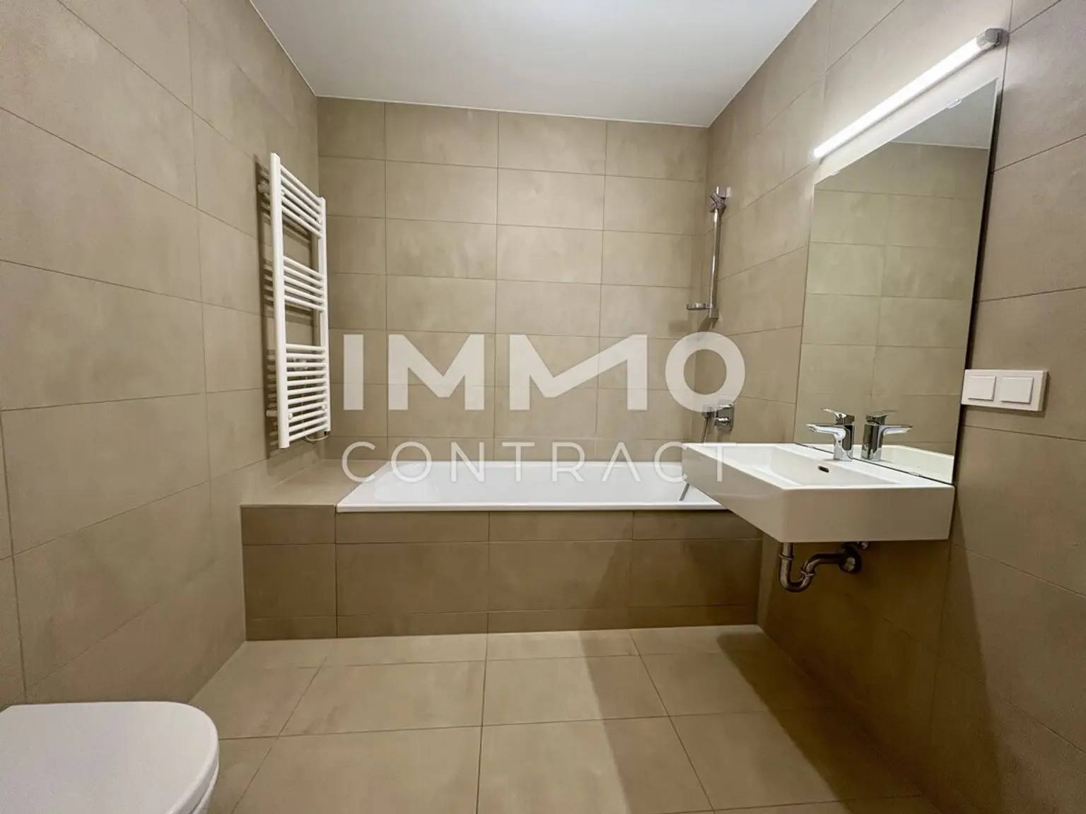 TOP-Ausblick: City mit Stephansdom, Donaukanal, Prater. Concierge, Party & BBQ Lounge, Pool usw.