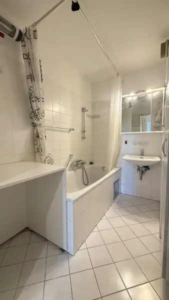 Teilmöblierte 3 Zimmer mit Klima und verglaster Loggia ***** spektakulärer Weitblick + optionaler Garagenstellplatz *****