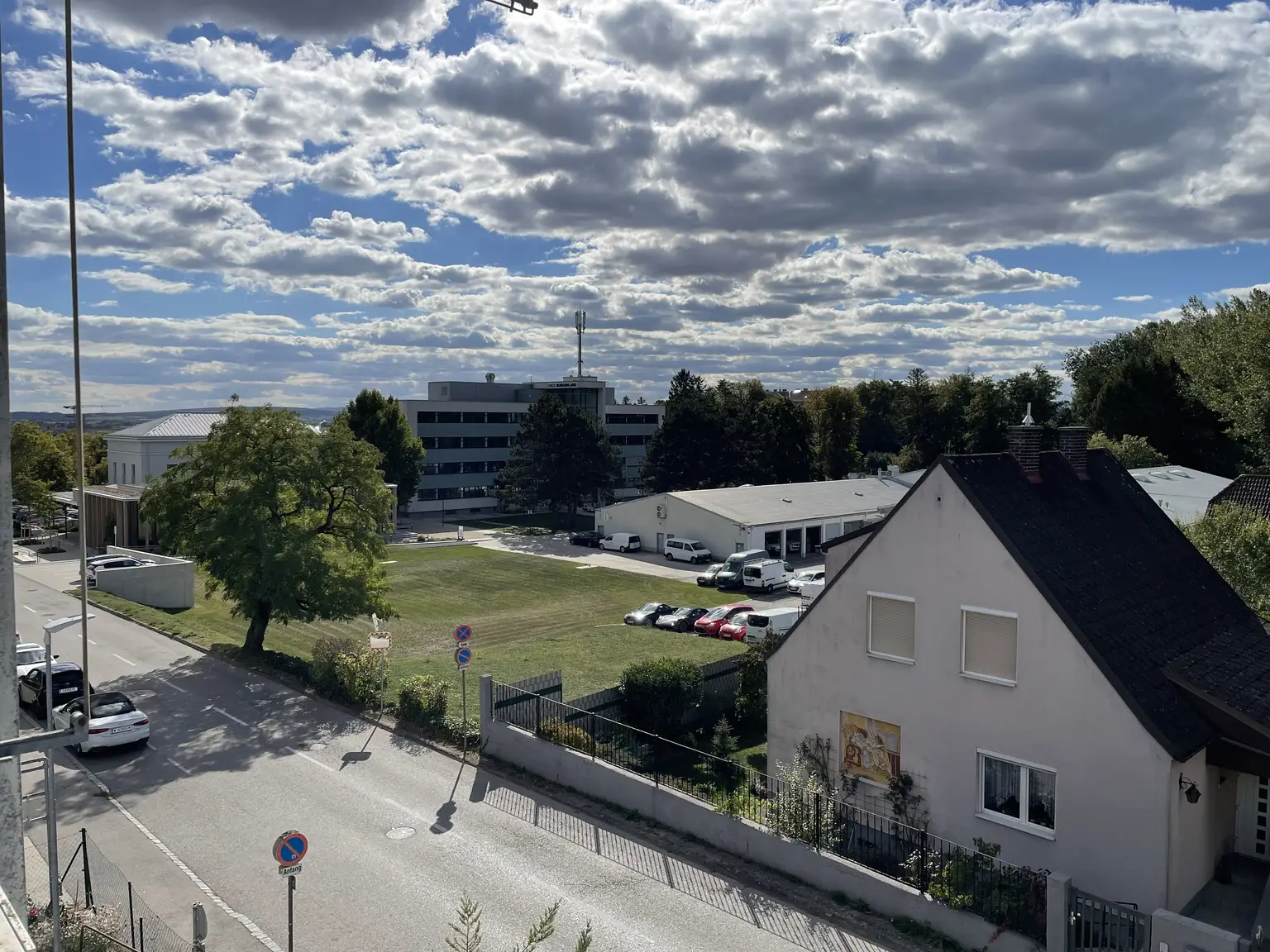 HELLE 3-ZIMMER-WOHNUNG MIT LOGGIA UND SCHÖNEM FERNBLICK - KFZ-STELLPLATZ!