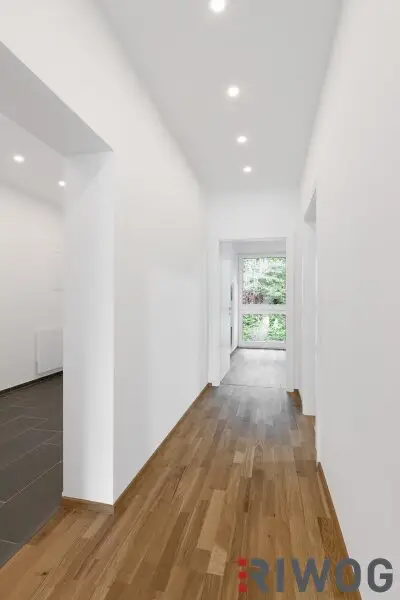 ERSTBEZUG nach Sanierung mit Blick auf Schloss Laudon  | ca. 16 m² Loggia  | Garagenplatz | Vollausgestattete Küche | Erholungsgebiet angrenzend